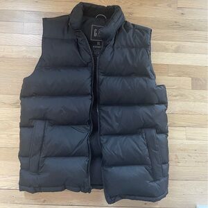 Men’s Gap black puffer vest size XL